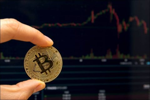 When Bitcoin enters an uptrend, should altcoins rise as well?