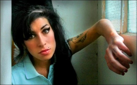 Amy Winehouse coroner resigns, family seeks advice