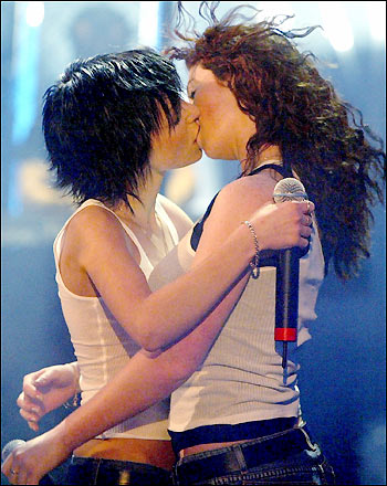 Tatu Kissing Pictures Gallery